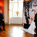 Stortingspresident Dag Terje Andersen avduker maleriet signert Anne Vistven - Stortingets gave til Kong Harald og Dronning Sonjas 75-årsdager (Foto: Erlend Aas / NTB scanpix)